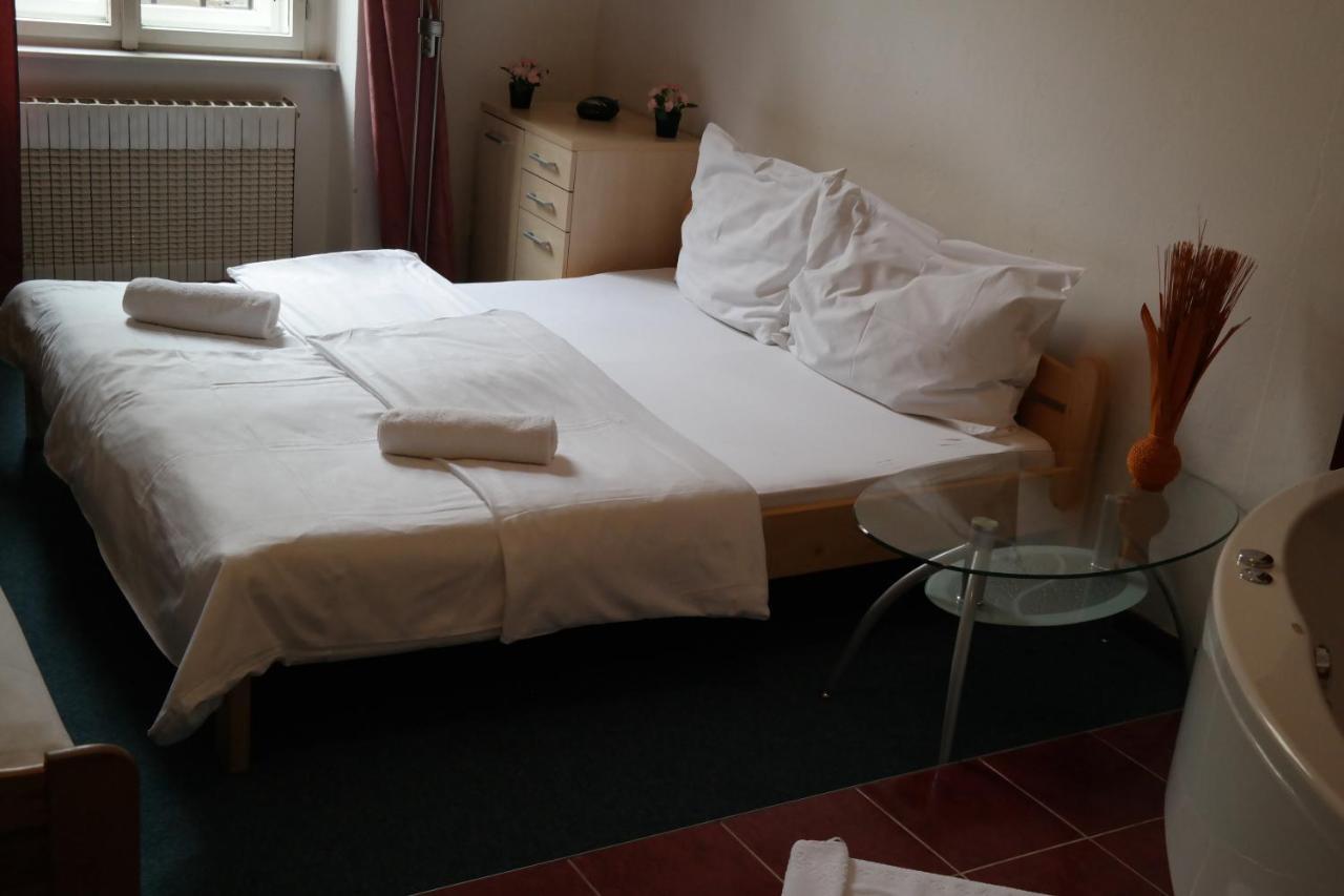 Hotel Praha Club Bed & Breakfast ภายนอก รูปภาพ