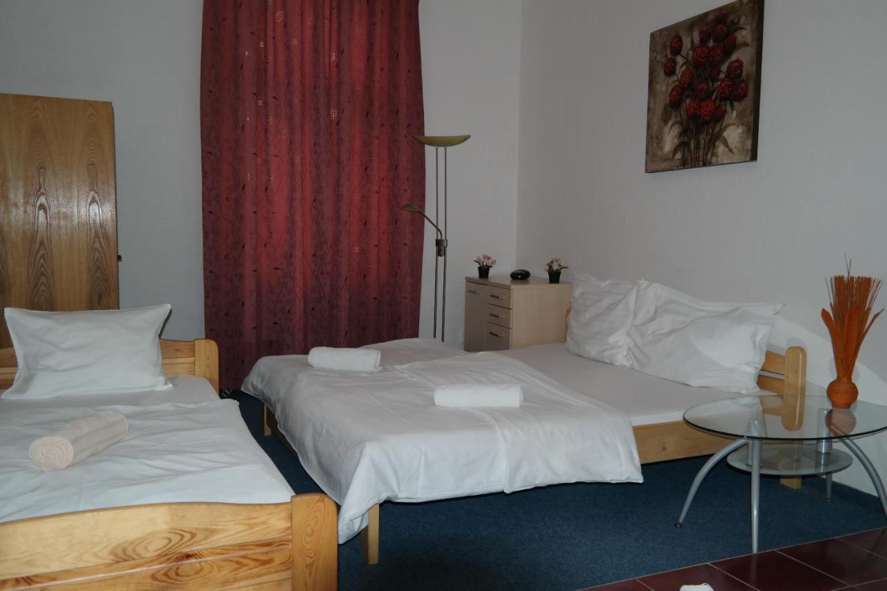 Hotel Praha Club Bed & Breakfast ภายนอก รูปภาพ